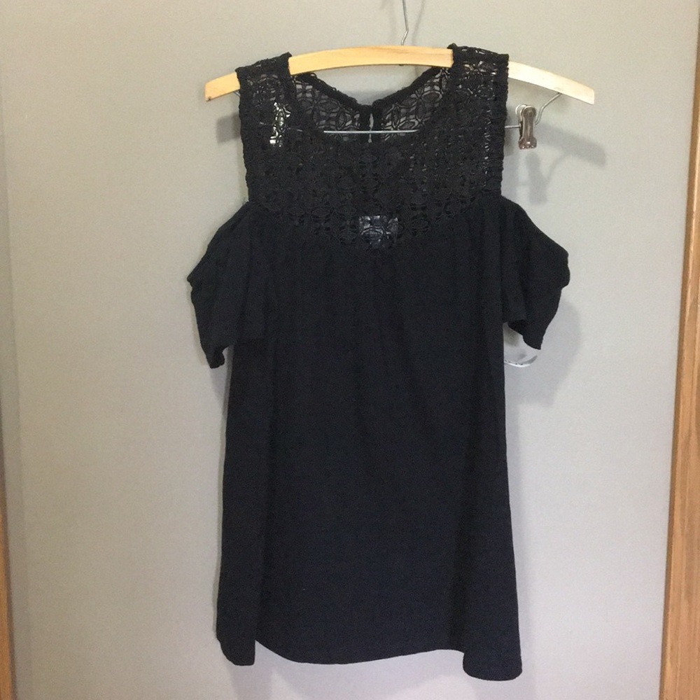 🆕 Black cold shoulder top